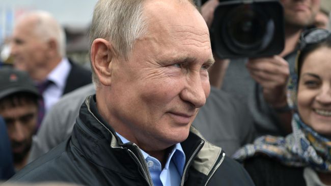 Президент РФ Владимир Путин во время общения с местными жителями перед возложением цветов к памятнику участникам Великой Отечественной войны, локальных войн и ополченцам - участникам боевых действий на территории Дагестана в 1999 году Президент РФ Владимир Путин во время общения с местными жителями перед возложением цветов к памятнику участникам Великой Отечественной войны, локальных войн и ополченцам - участникам боевых действий на территории Дагестана в 1999 году
