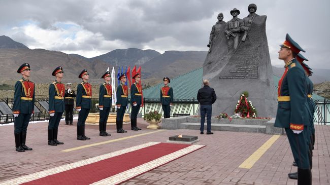 Президент РФ Владимир Путин возлагает цветы к памятнику участникам Великой Отечественной войны, локальных войн и ополченцам - участникам боевых действий на территории Дагестана в 1999 году Президент РФ Владимир Путин возлагает цветы к памятнику участникам Великой Отечественной войны, локальных войн и ополченцам - участникам боевых действий на территории Дагестана в 1999 году