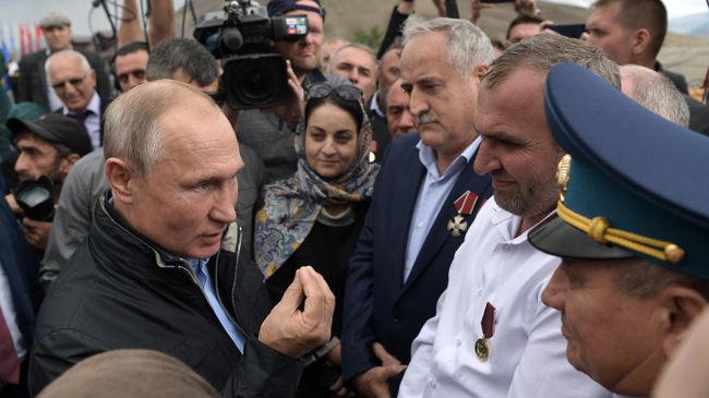 Президент РФ Владимир Путин во время общения с местными жителями перед возложением цветов к памятнику участникам Великой Отечественной войны, локальных войн и ополченцам - участникам боевых действий на территории Дагестана в 1999 году Президент РФ Владимир Путин во время общения с местными жителями перед возложением цветов к памятнику участникам Великой Отечественной войны, локальных войн и ополченцам - участникам боевых действий на территории Дагестана в 1999 году