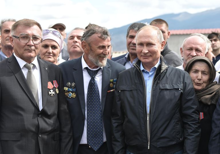 Президент РФ Владимир Путин во время общения с местными жителями перед возложением цветов к памятнику участникам Великой Отечественной войны, локальных войн и ополченцам - участникам боевых действий на территории Дагестана в 1999 году