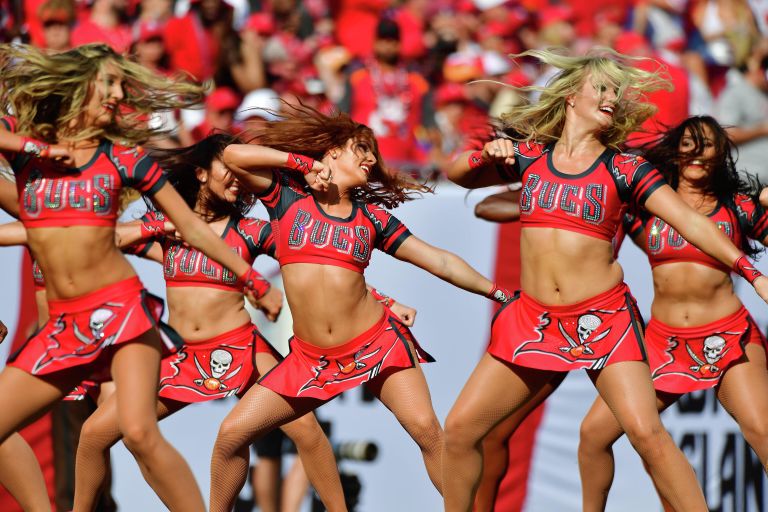 Черлидерши Tampa Bay Buccaneers на стадионе Raymond James