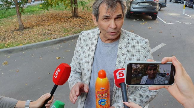 Продюсер Бари Алибасов у Пресненского районного суда Москвы