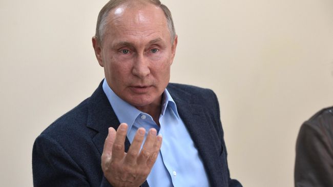 Президент РФ Владимир Путин во время встречи с местными жителями, принимавшими участие в контртеррористической операции на территории Дагестана в 1999 году Президент РФ Владимир Путин во время встречи с местными жителями, принимавшими участие в контртеррористической операции на территории Дагестана в 1999 году
