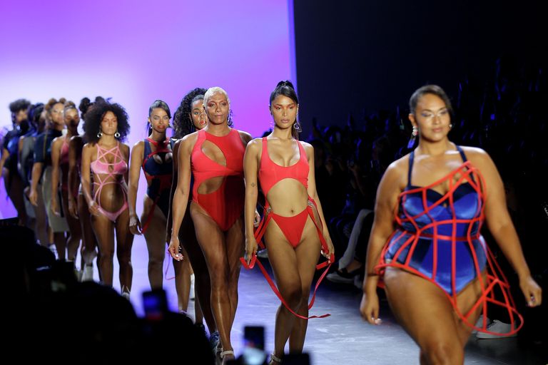Модели на показе Chromat в Нью-Йорке