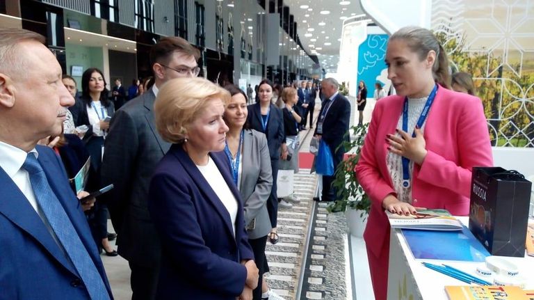 Министр курортов, туризма и олимпийского наследия Краснодарского края Светлана Балаева рассказывает вице-премьеру правительства РФ Ольге Голодец о туризме в регионе Министр курортов, туризма и олимпийского наследия Краснодарского края Светлана Балаева рассказывает вице-премьеру правительства РФ Ольге Голодец о туризме в регионе