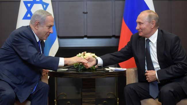 Владимир Путин и премьер-министр Израиля Биньямин Нетаньяху во время встречи Владимир Путин и премьер-министр Израиля Биньямин Нетаньяху во время встречи