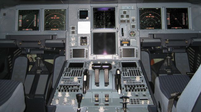 Кабина пилотов самолета Airbus A330 Кабина пилотов самолета Airbus A330