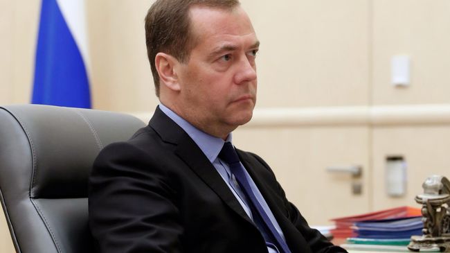 Председатель правительства РФ Дмитрий Медведев во время встречи с председателем Федерации независимых профсоюзов РФ Михаилом Шмаковым. 13 сентября 2019 Председатель правительства РФ Дмитрий Медведев во время встречи с председателем Федерации независимых профсоюзов РФ Михаилом Шмаковым. 13 сентября 2019