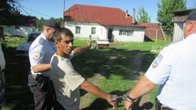 Один из преступников на следственном эксперименте Один из преступников на следственном эксперименте
