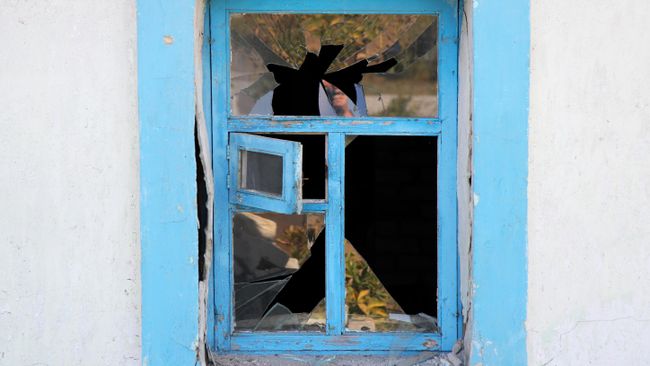 Окно, поврежденное в результате артобстрела ВСУ в Донбассе Окно, поврежденное в результате артобстрела ВСУ в Донбассе