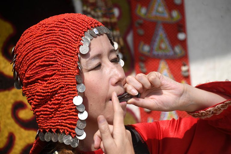 Женщина играет на варгане на IV фестивале Русского географического общества в парке Зарядье в Москве Женщина играет на варгане на IV фестивале Русского географического общества в парке Зарядье в Москве