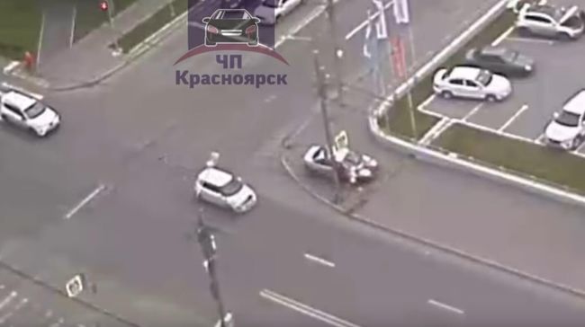 В Красноярске автомобиль вылетел на тротуар и сбил двух детей В Красноярске автомобиль вылетел на тротуар и сбил двух детей