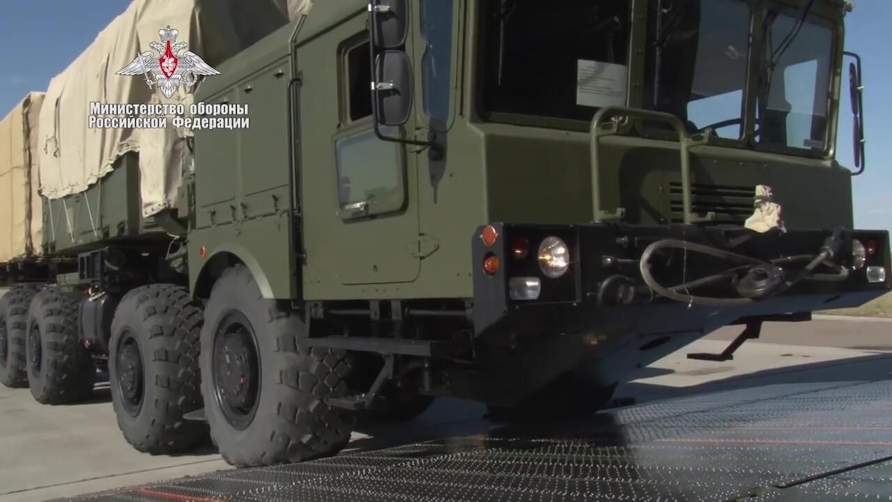 Погрузка в самолет Министерства обороны РФ компонентов зенитной ракетной системы С-400, предназначенных для доставки в Турцию. 15 сентября 2019 Погрузка в самолет Министерства обороны РФ компонентов зенитной ракетной системы С-400, предназначенных для доставки в Турцию. 15 сентября 2019 - РИА Новости, 1920, 08.10.2020