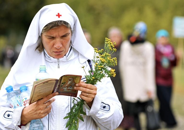 Участница VIII Елисаветинского крестного хода из села Ильинское в село Усово в Московской области Участница VIII Елисаветинского крестного хода из села Ильинское в село Усово в Московской области