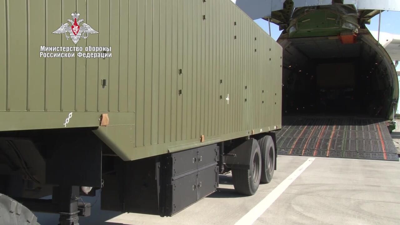 Погрузка в самолет Министерства обороны РФ компонентов зенитных ракетных комплексов С-400 Триумф, предназначенных для доставки в Турцию Погрузка в самолет Министерства обороны РФ компонентов зенитных ракетных комплексов С-400 Триумф, предназначенных для доставки в Турцию - РИА Новости, 1920, 29.08.2021