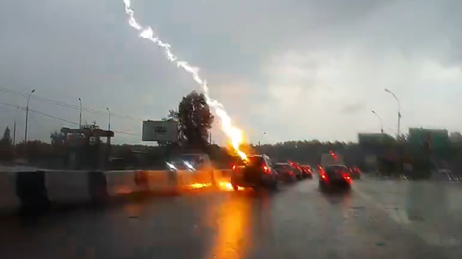 Молния попала в автомобиль Молния попала в автомобиль