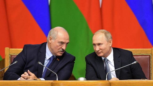 Президент РФ Владимир Путин и президент Белоруссии Александр Лукашенко на пленарном заседании VI Форума регионов России и Белоруссии в Таврическом дворце. 18 июля 2019 Президент РФ Владимир Путин и президент Белоруссии Александр Лукашенко на пленарном заседании VI Форума регионов России и Белоруссии в Таврическом дворце. 18 июля 2019