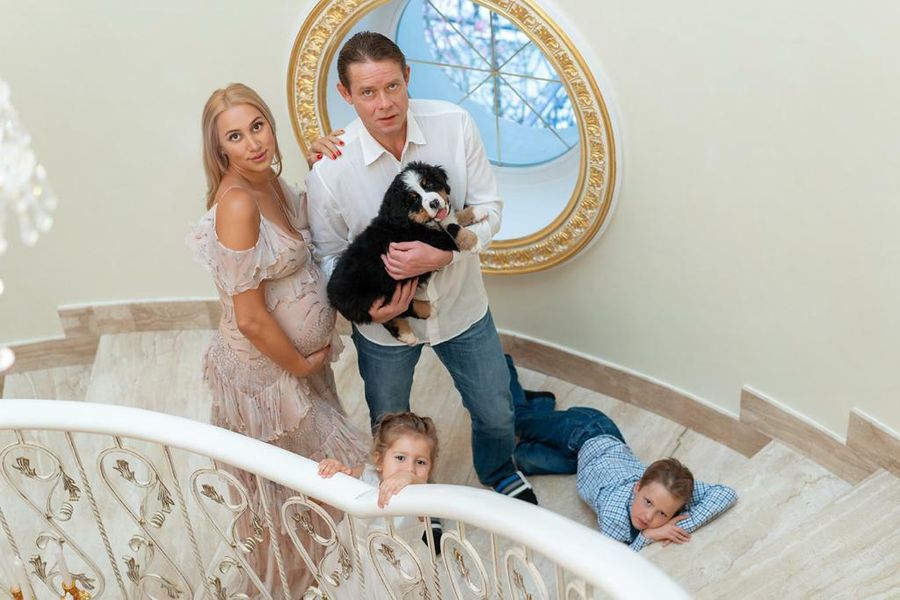 Павел Буре с семьей на даче. 2018 год Павел Буре с семьей на даче. 2018 год