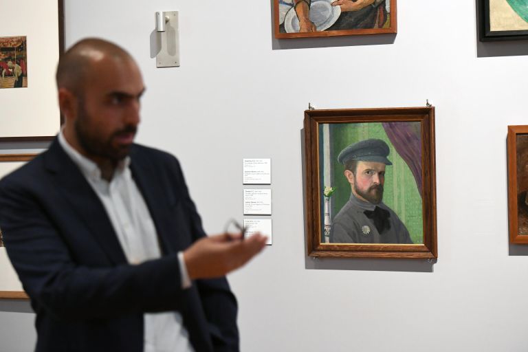 Посетитель на выставке коллекционера Георгия Костаки в Третьяковской галерее на Крымском Валу