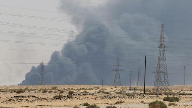 Дым от пожара на нефтеперерабатывающем заводе Aramco в Саудовской Аравии. 14 сентября 2019 Дым от пожара на нефтеперерабатывающем заводе Aramco в Саудовской Аравии. 14 сентября 2019