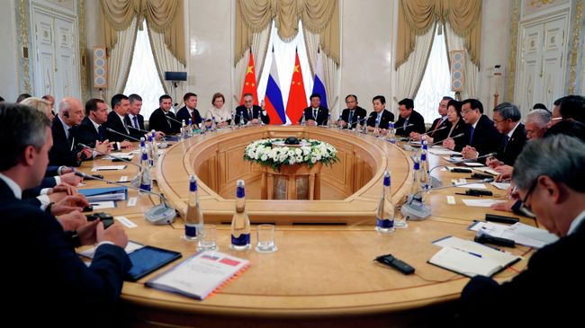 Председатель правительства РФ Дмитрий Медведев и премьер Государственного совета КНР Ли Кэцян во время встречи в Санкт-Петербурге Председатель правительства РФ Дмитрий Медведев и премьер Государственного совета КНР Ли Кэцян во время встречи в Санкт-Петербурге