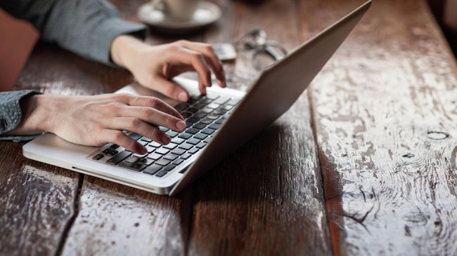 Мужчина работает за ноутбуком Мужчина работает за ноутбуком