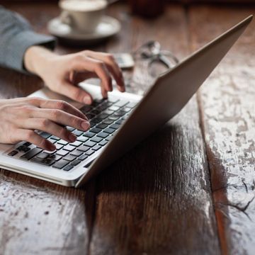 Мужчина работает за ноутбуком 