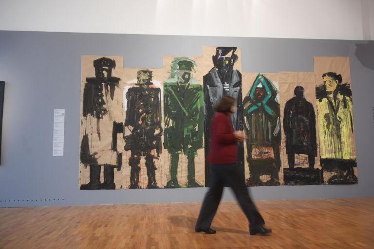 Посетительница около арт-объекта Портреты родных на открытии выставки Николай Наседкин. Нефть. Личная история в Третьяковской галерее