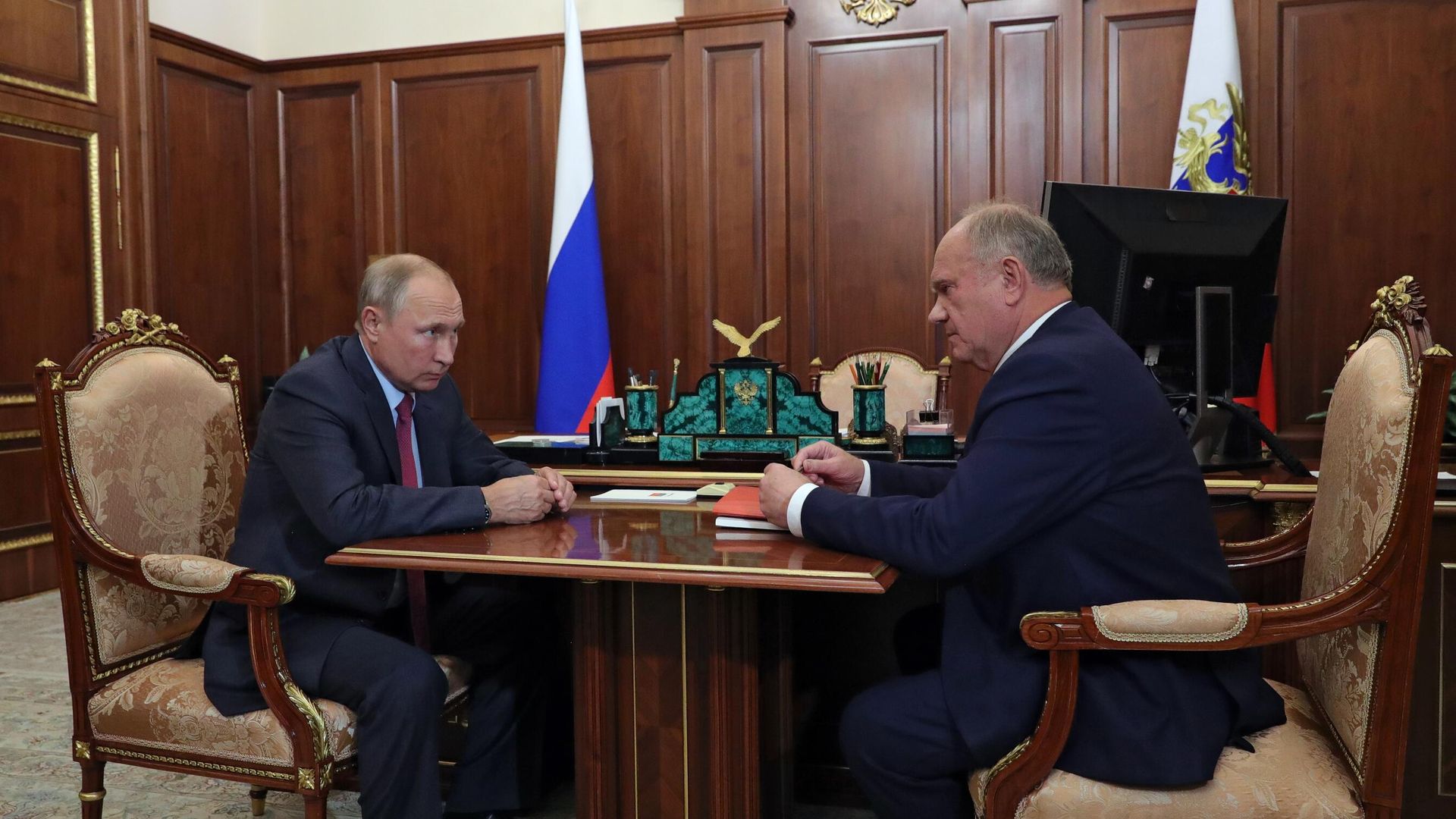 Президент РФ Владимир Путин и лидер КПРФ Геннадий Зюганов во время встречи. 17 сентября 2019 Президент РФ Владимир Путин и лидер КПРФ Геннадий Зюганов во время встречи. 17 сентября 2019 - РИА Новости, 1920, 06.10.2021
