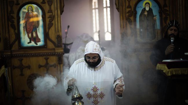 Коптский монах во время мессы в Красном монастыре в окрестностях Сохага, Египет Коптский монах во время мессы в Красном монастыре в окрестностях Сохага, Египет