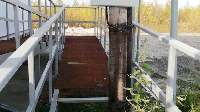 Пандус, установленный возле поликлиники района Лимбяяха в Новом Уренгое Пандус, установленный возле поликлиники района Лимбяяха в Новом Уренгое