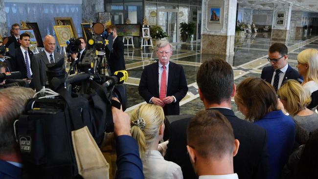 Советник президента США по национальной безопасности Джон Болтон общается с журналистами в Минске после встречи с президентом Белоруссии Александром Лукашенко Советник президента США по национальной безопасности Джон Болтон общается с журналистами в Минске после встречи с президентом Белоруссии Александром Лукашенко