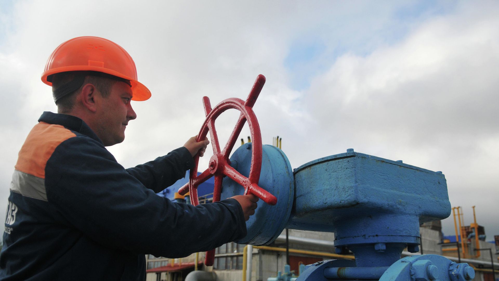 Сотрудник газокомпрессорной станции в Украине Сотрудник газокомпрессорной станции в Украине - РИА Новости, 1920, 16.12.2021