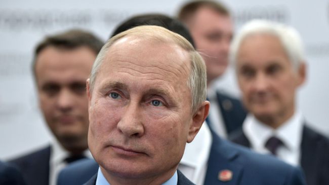 Президент РФ Владимир Путин во время осмотра выставки перед началом заседания наблюдательного совета Агентства стратегических инициатив Президент РФ Владимир Путин во время осмотра выставки перед началом заседания наблюдательного совета Агентства стратегических инициатив