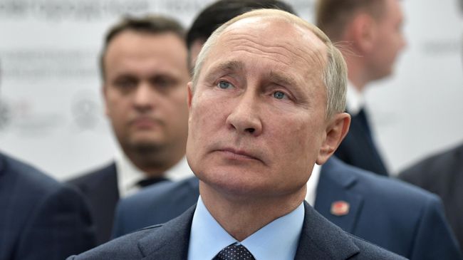 Президент РФ Владимир Путин во время осмотра выставки перед началом заседания наблюдательного совета Агентства стратегических инициатив Президент РФ Владимир Путин во время осмотра выставки перед началом заседания наблюдательного совета Агентства стратегических инициатив
