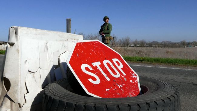 Военнослужащий на блок-посту в Донецкой области Военнослужащий на блок-посту в Донецкой области