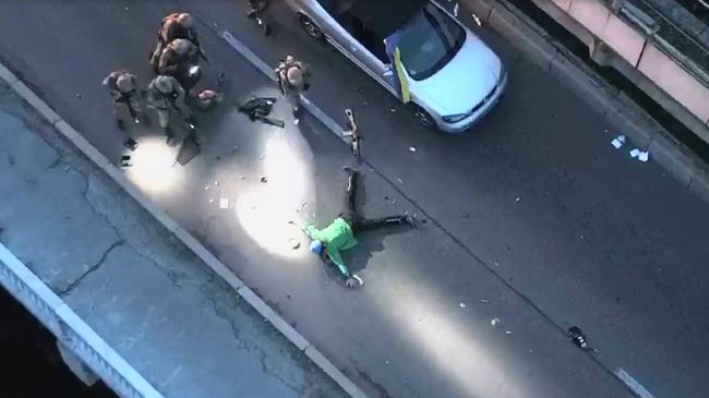 Задержание мужчины, угрожавшего взорвать мост в Киеве Задержание мужчины, угрожавшего взорвать мост в Киеве