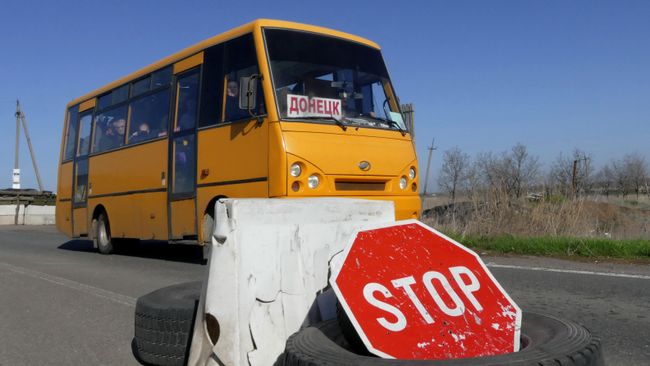 Автобус на блок-посту в районе поселка Александровка в Донецкой области Автобус на блок-посту в районе поселка Александровка в Донецкой области