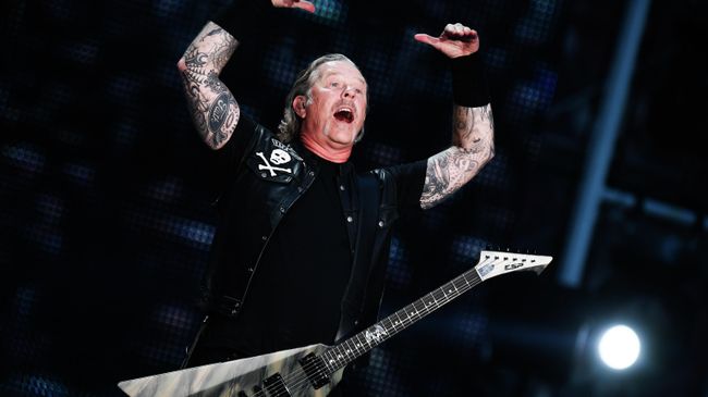 Джеймс Хетфилд во время выступления на концерте рок-группы Metallica на Большой спортивной арене Лужники Джеймс Хетфилд во время выступления на концерте рок-группы Metallica на Большой спортивной арене Лужники