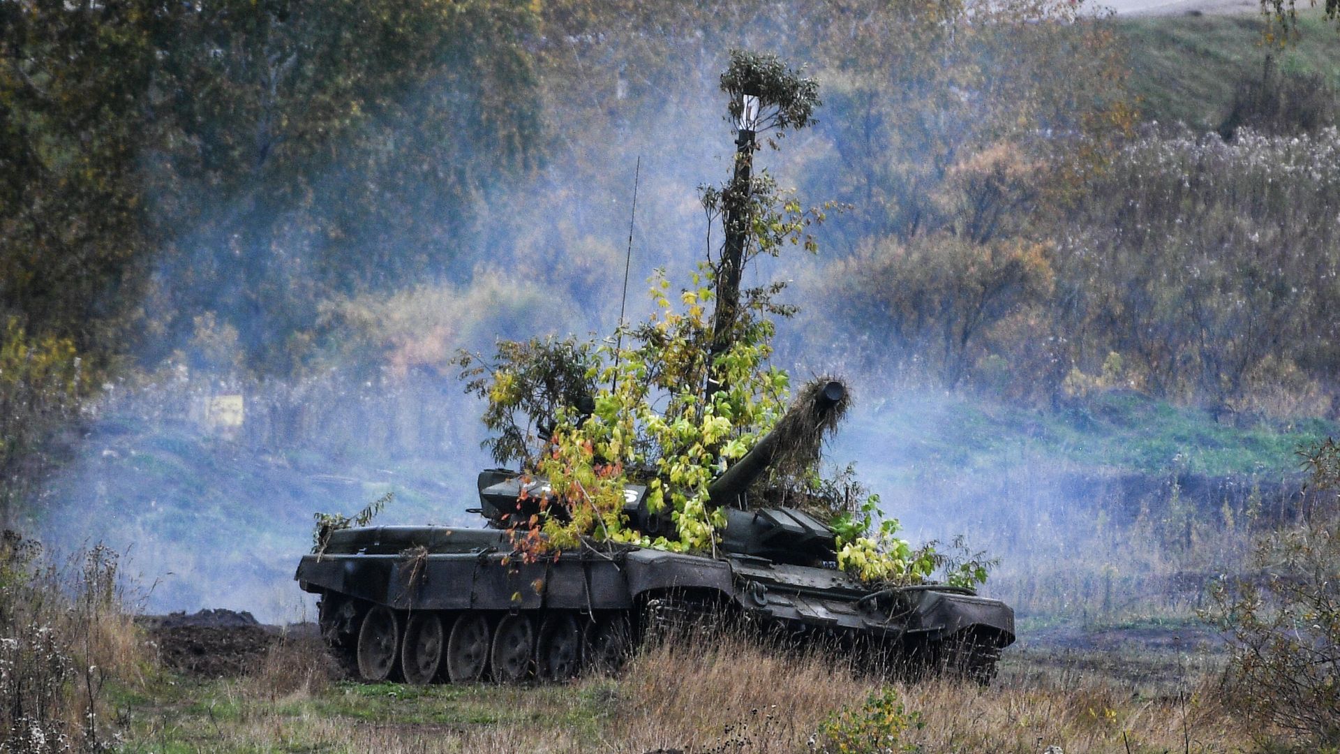 Танк Т-72 на полигоне Юргинский Танк Т-72 на полигоне Юргинский - РИА Новости, 1920, 02.05.2020