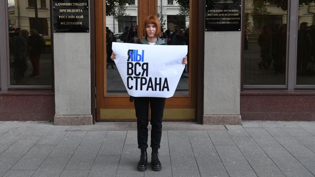Актриса Александра Черкасова-Служитель стоит в одиночном пикете у здания администрации президента РФ в поддержку задержанных участников несанкционированных акций в Москве Актриса Александра Черкасова-Служитель стоит в одиночном пикете у здания администрации президента РФ в поддержку задержанных участников несанкционированных акций в Москве
