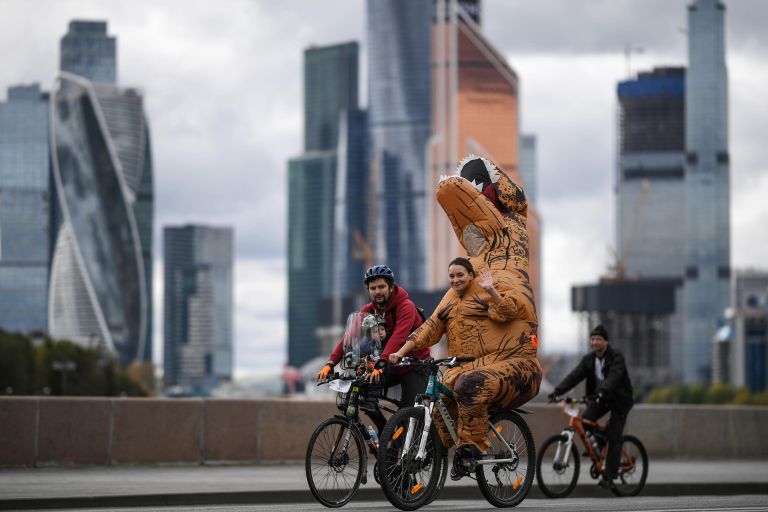 Участники осеннего велофестиваля в Москве Участники осеннего велофестиваля в Москве