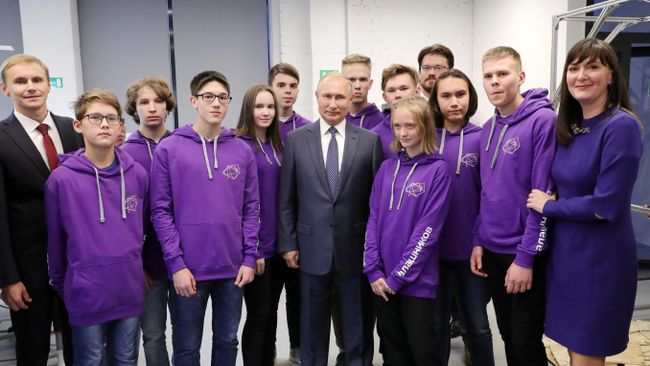 Президент РФ Владимир Путин во время посещения открывшегося Юношеского технопарка Академия Калашников в Ижевске. 19 сентября 2019 Президент РФ Владимир Путин во время посещения открывшегося Юношеского технопарка Академия Калашников в Ижевске. 19 сентября 2019