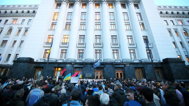 Участники акции ''Нормандский сговор - предательство!'' у здания Администрации президента в Киеве Участники акции ''Нормандский сговор - предательство!'' у здания Администрации президента в Киеве