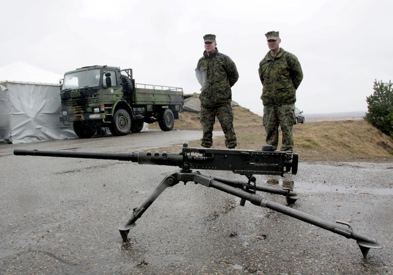 Военнослужащие блока НАТО возле пулемета Браунинг М-2 Военнослужащие блока НАТО возле пулемета Браунинг М-2