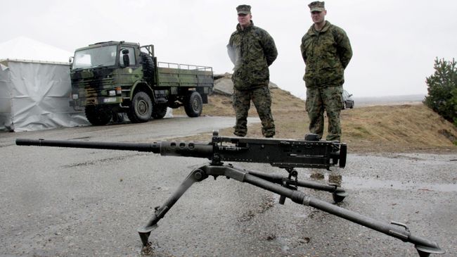 Военнослужащие блока НАТО возле пулемета Браунинг М-2 Военнослужащие блока НАТО возле пулемета Браунинг М-2