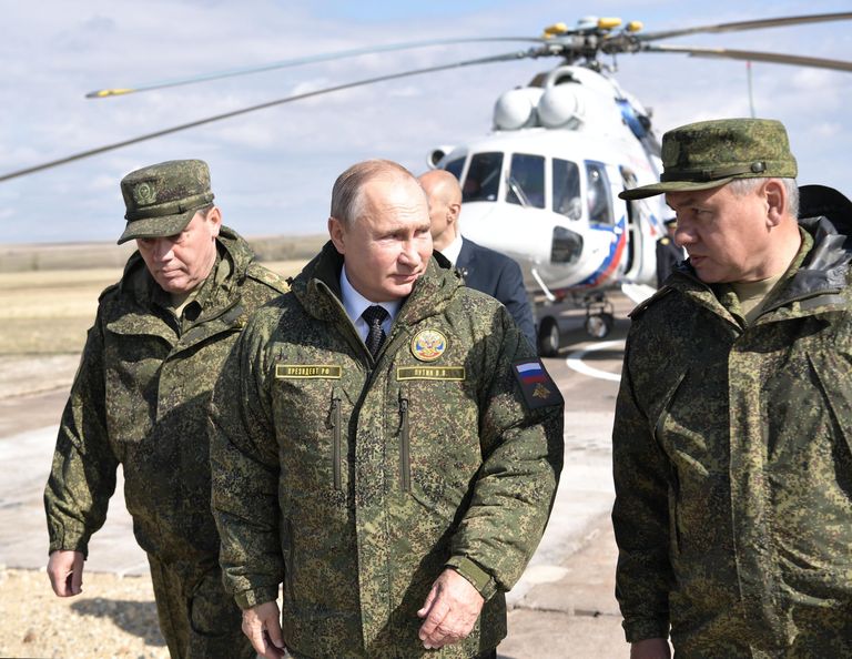 Президент РФ Владимир Путин, министр обороны РФ Сергей Шойгу и первый заместитель министра обороны РФ Валерий Герасимов на полигоне Донгуз Президент РФ Владимир Путин, министр обороны РФ Сергей Шойгу и первый заместитель министра обороны РФ Валерий Герасимов на полигоне Донгуз