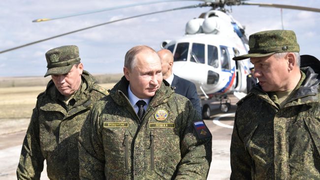 Президент РФ Владимир Путин, министр обороны РФ Сергей Шойгу и первый заместитель министра обороны РФ Валерий Герасимов на полигоне Донгуз Президент РФ Владимир Путин, министр обороны РФ Сергей Шойгу и первый заместитель министра обороны РФ Валерий Герасимов на полигоне Донгуз