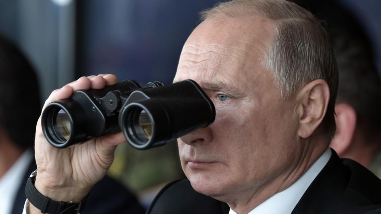 Президент РФ Владимир Путин наблюдает за проведением основного этапа стратегического командно-штабного учения Центр-2019 на полигоне Донгуз Президент РФ Владимир Путин наблюдает за проведением основного этапа стратегического командно-штабного учения Центр-2019 на полигоне Донгуз