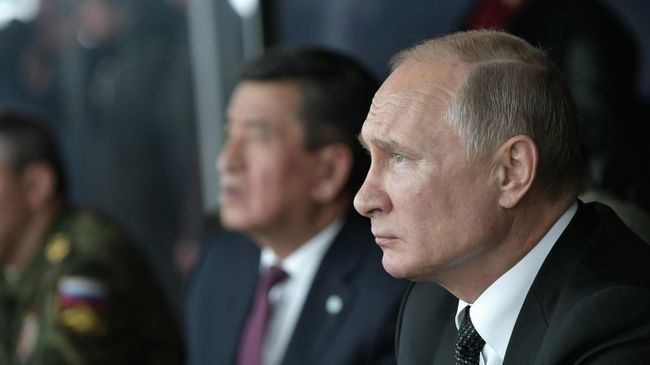 Президент РФ Владимир Путин наблюдает за проведением основного этапа стратегического командно-штабного учения Центр-2019 на полигоне Донгуз